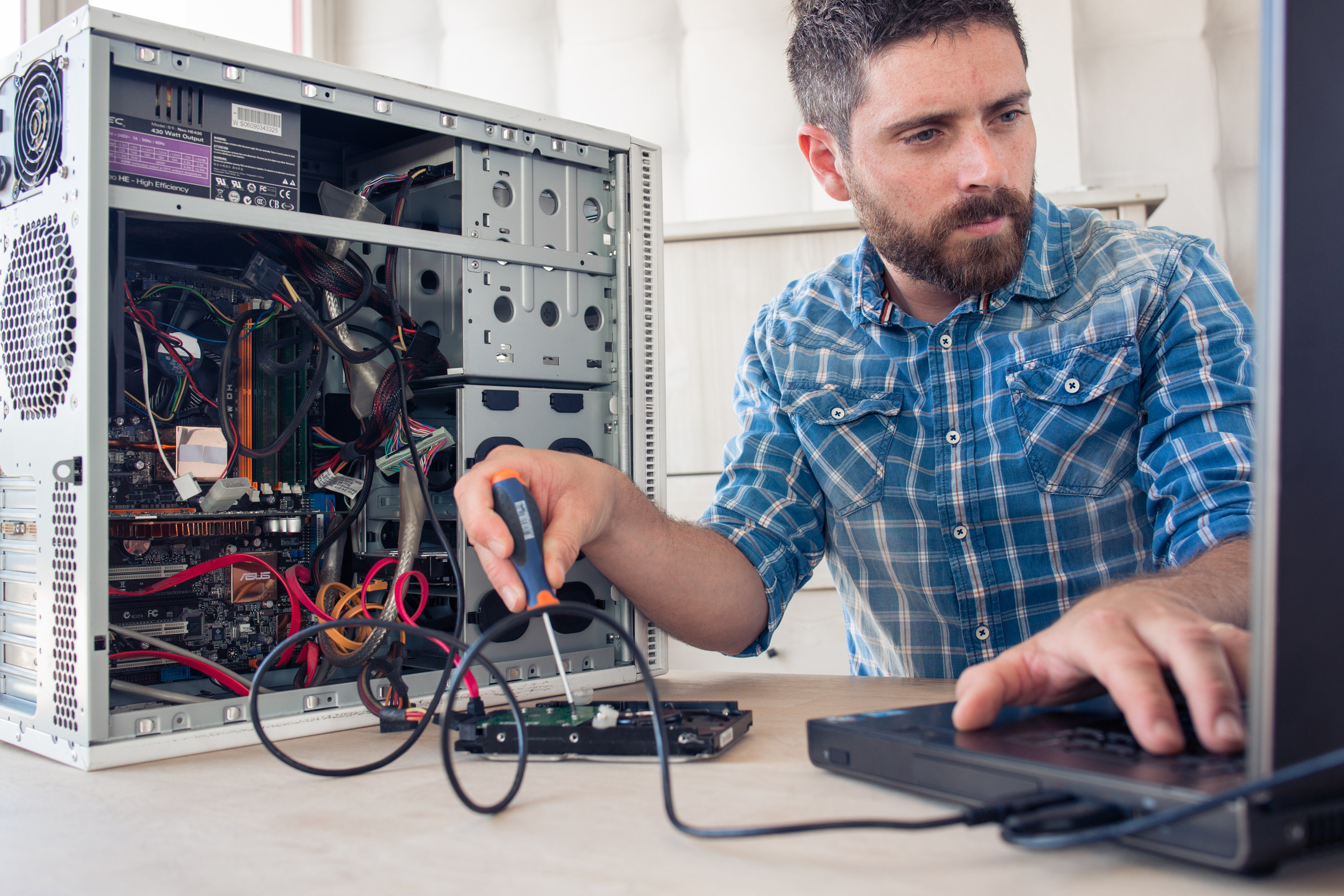 Wir bieten Ihnen IT-Service z.B. Reparaturen, Virenschutz 