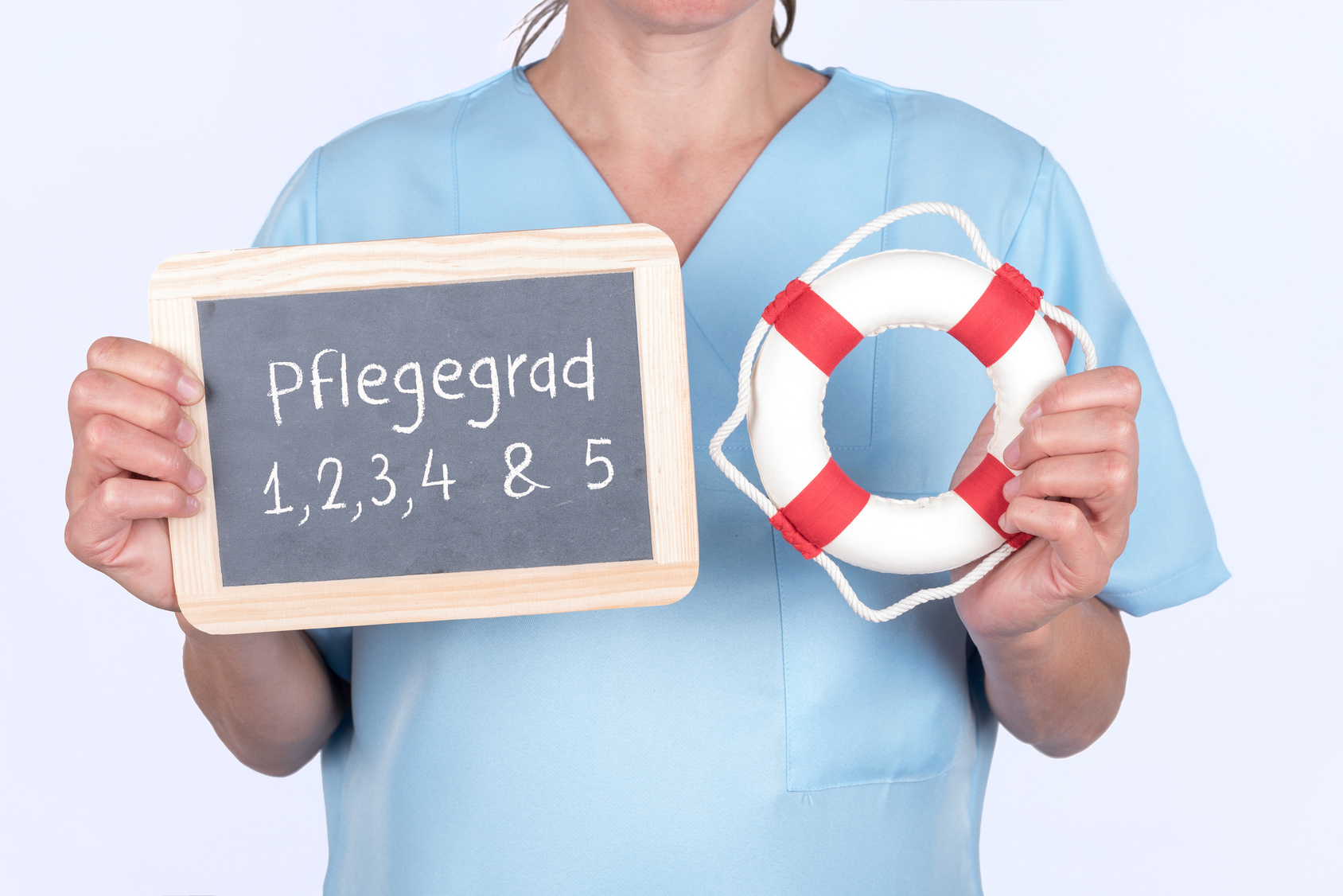 Altenpflegerin mit Tafel zum Pflegegrad